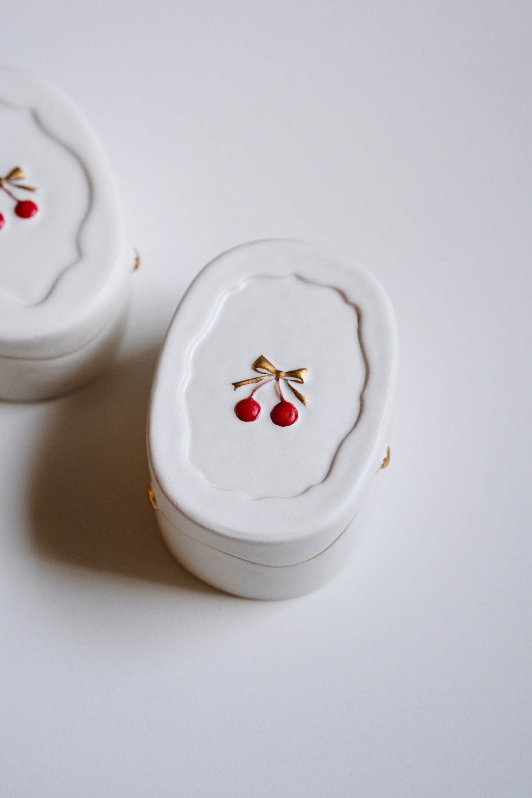 Bowknot Cherry Oval Gold Dot Lid Box