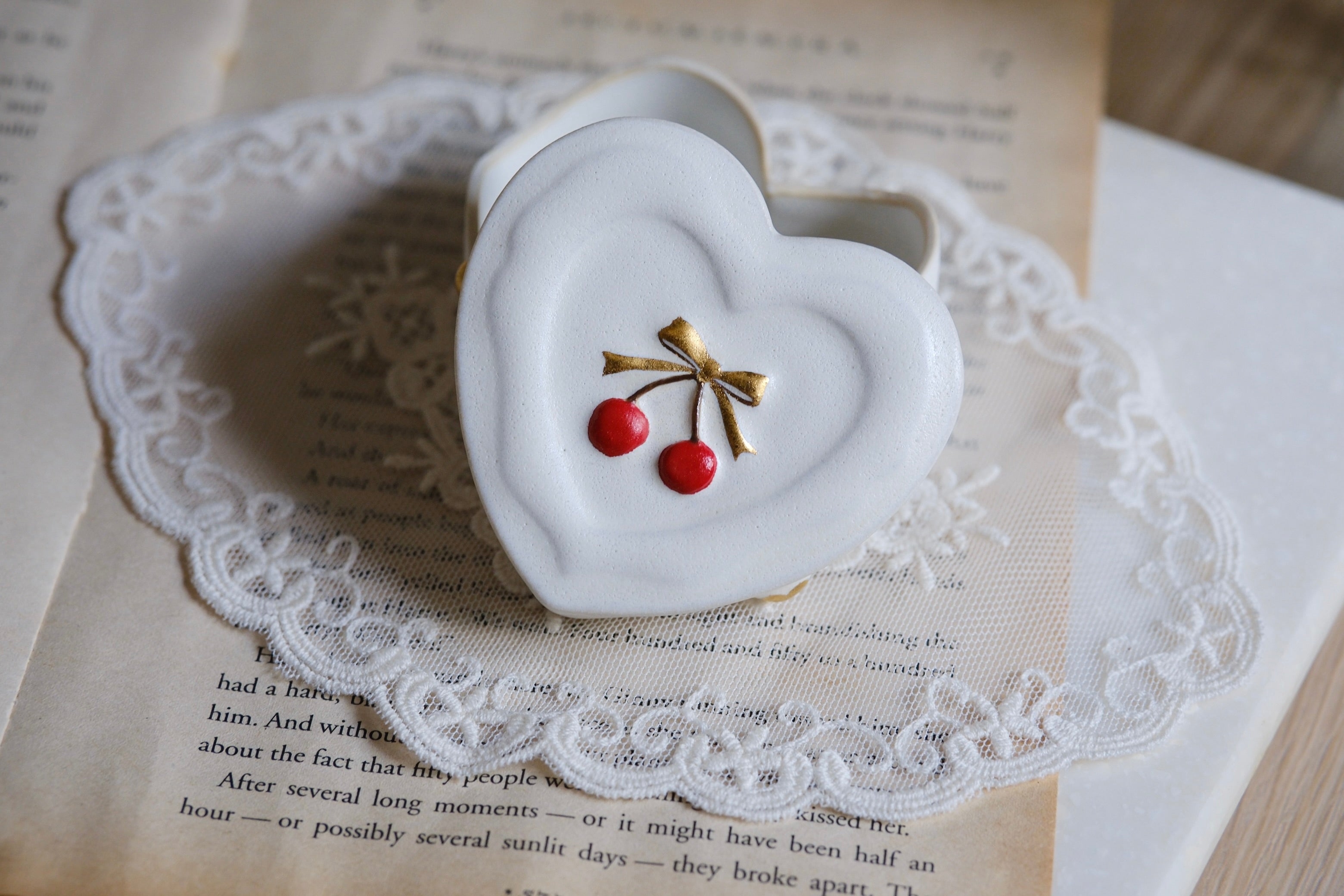 Bow-knot Cherry Gold Dot Box