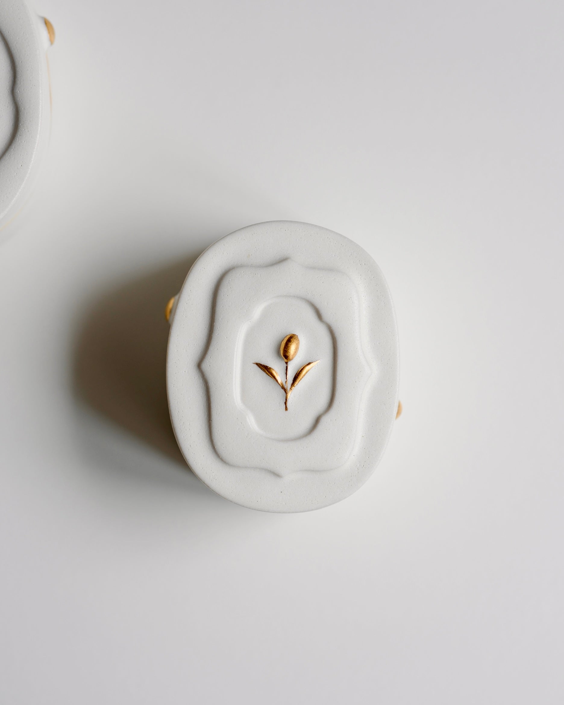 鬱金香雪融白瓷金點蓋盒