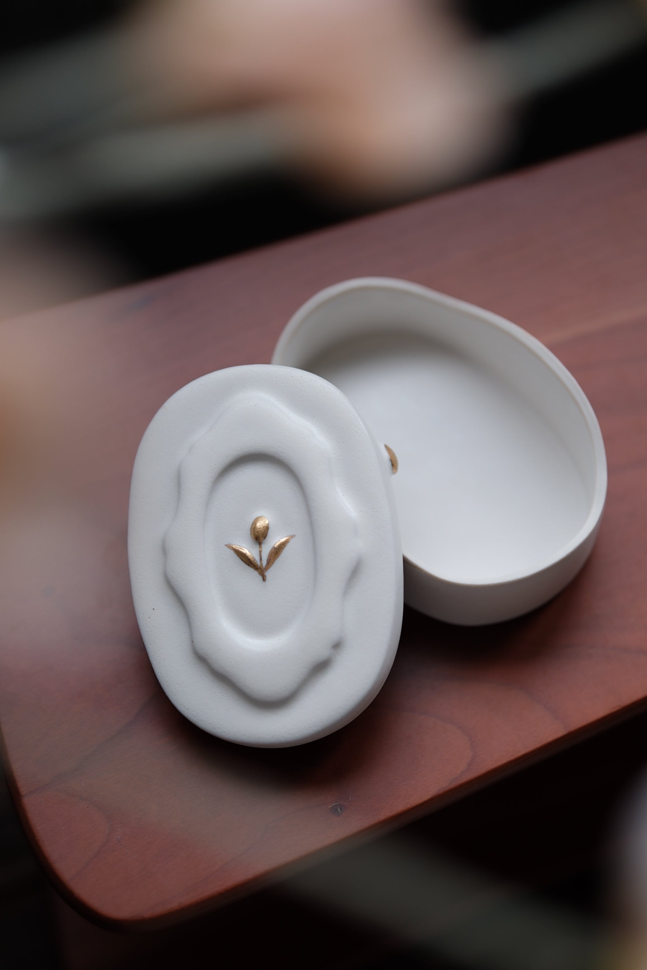 鬱金香雪融白瓷金點蓋盒
