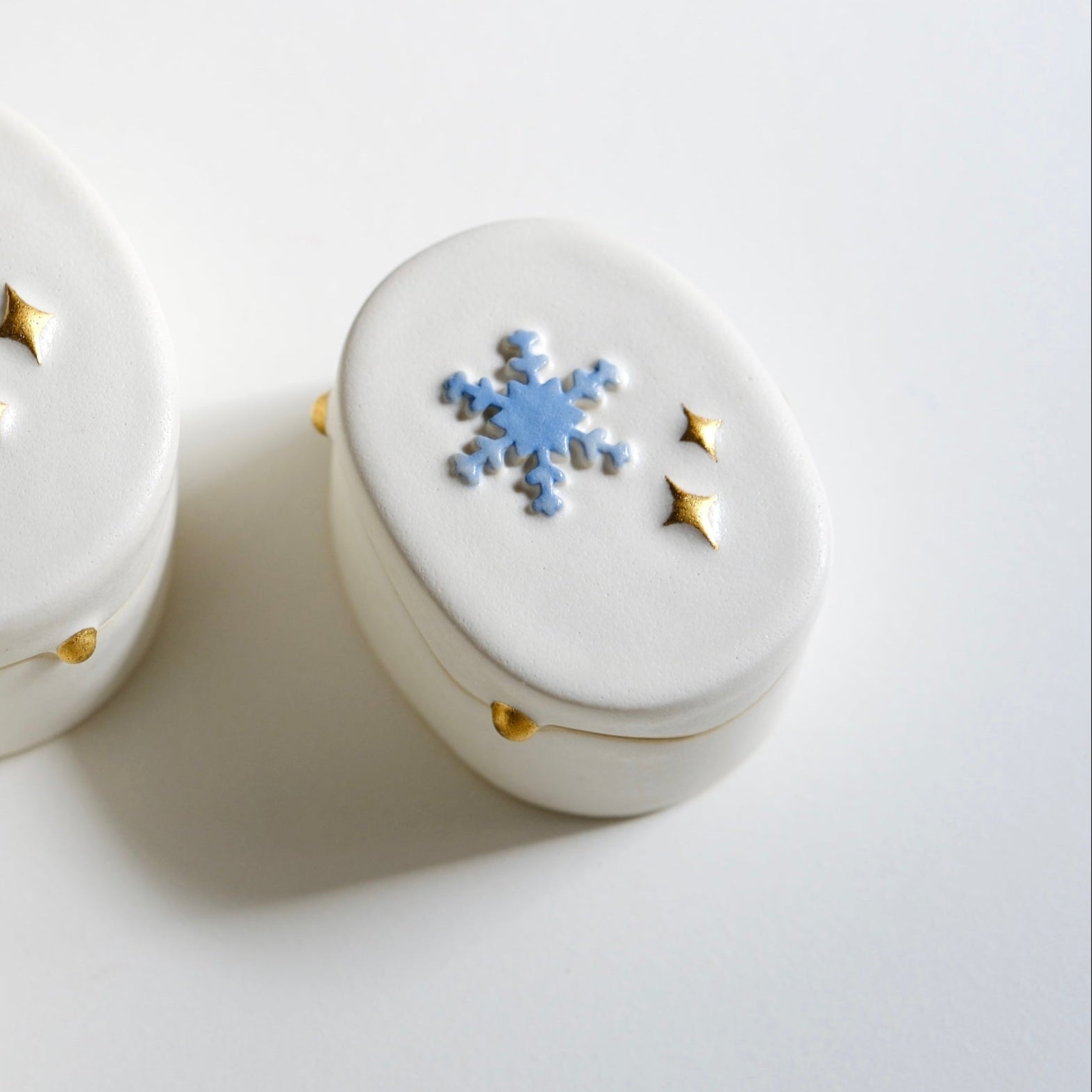 冬季雪花雪融白瓷金點蓋盒