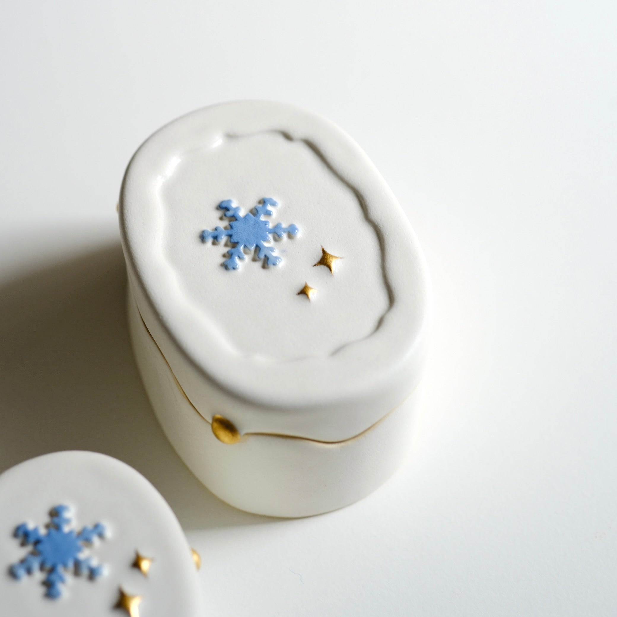 冬季雪花雪融白瓷金點蓋盒
