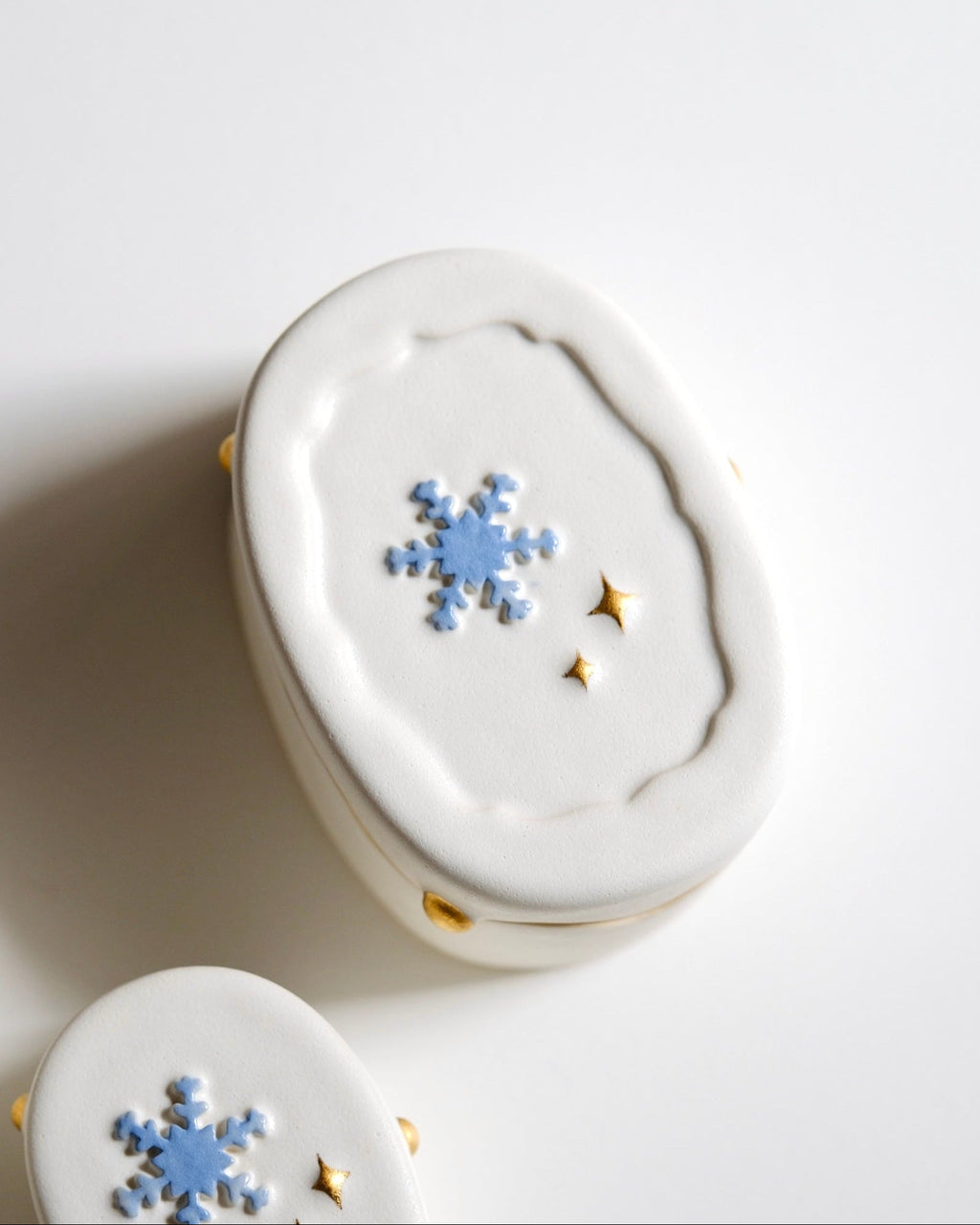 冬季雪花雪融白瓷金點蓋盒