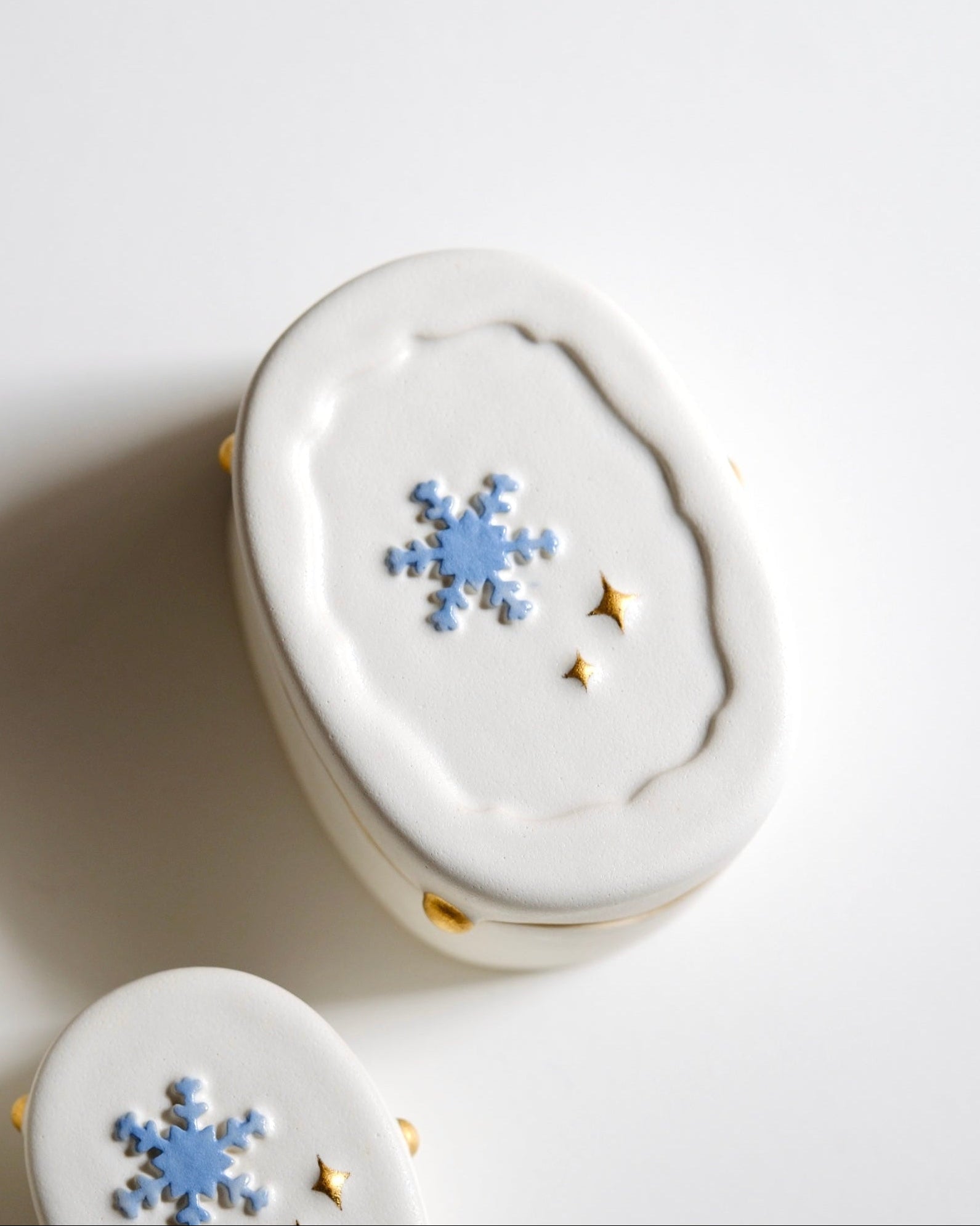 冬季雪花雪融白瓷金點蓋盒