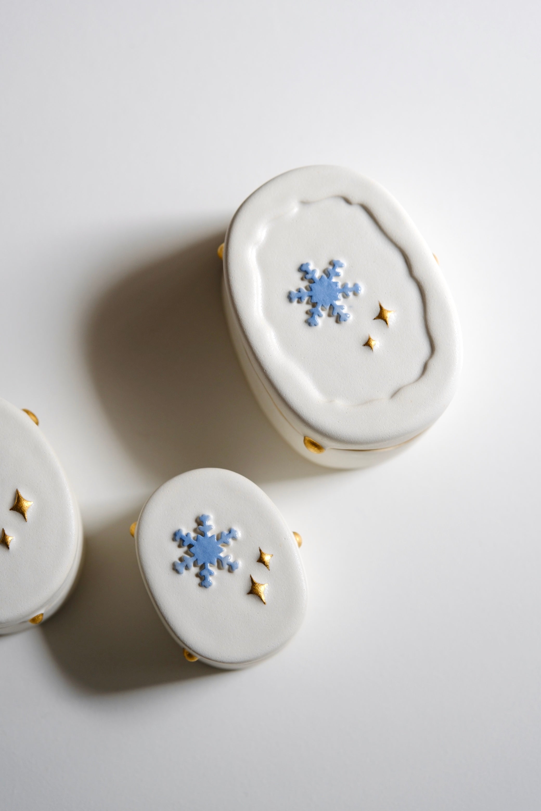 冬季雪花雪融白瓷金點蓋盒