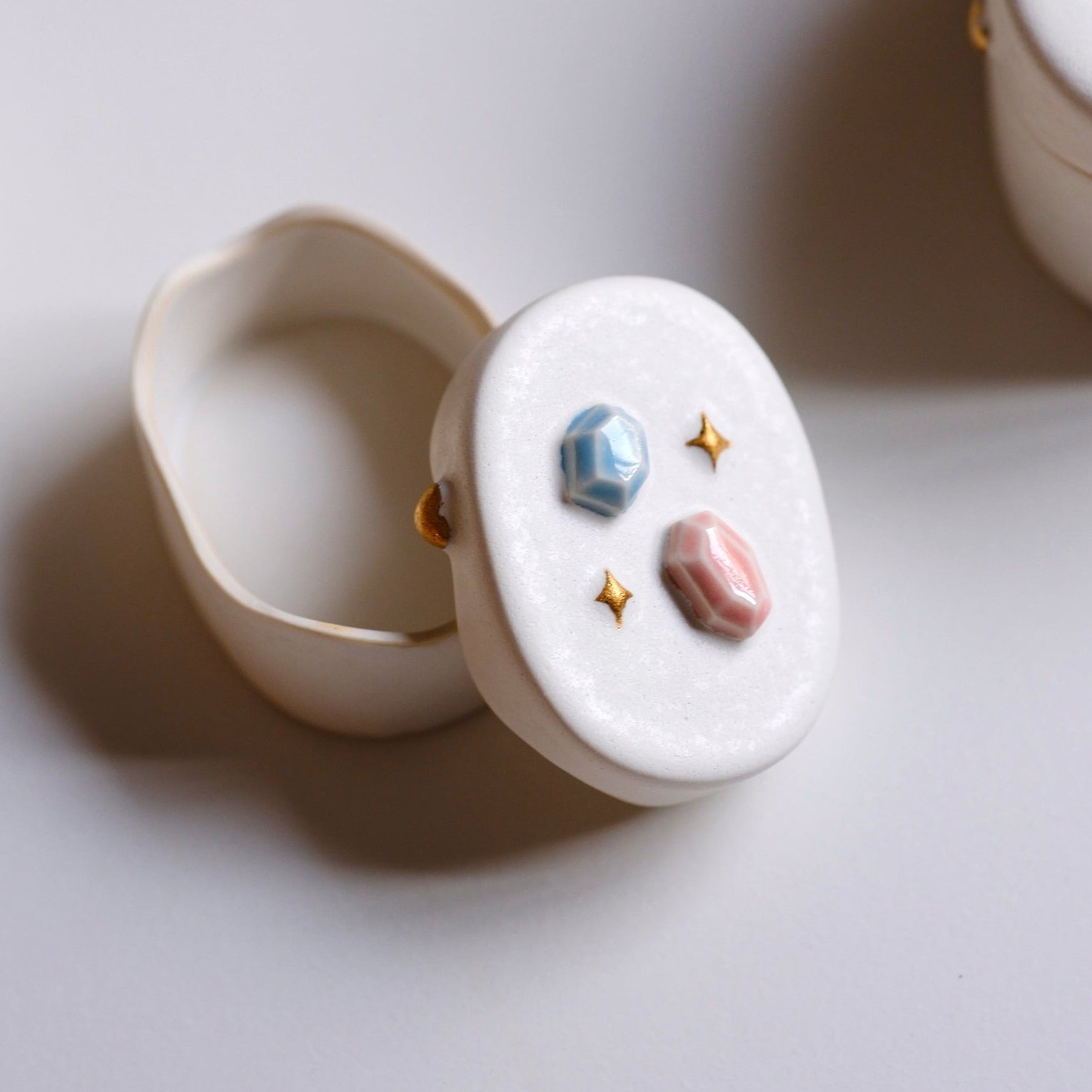 Jewel Melting White Porcelain with Gold Dot Lid Box
