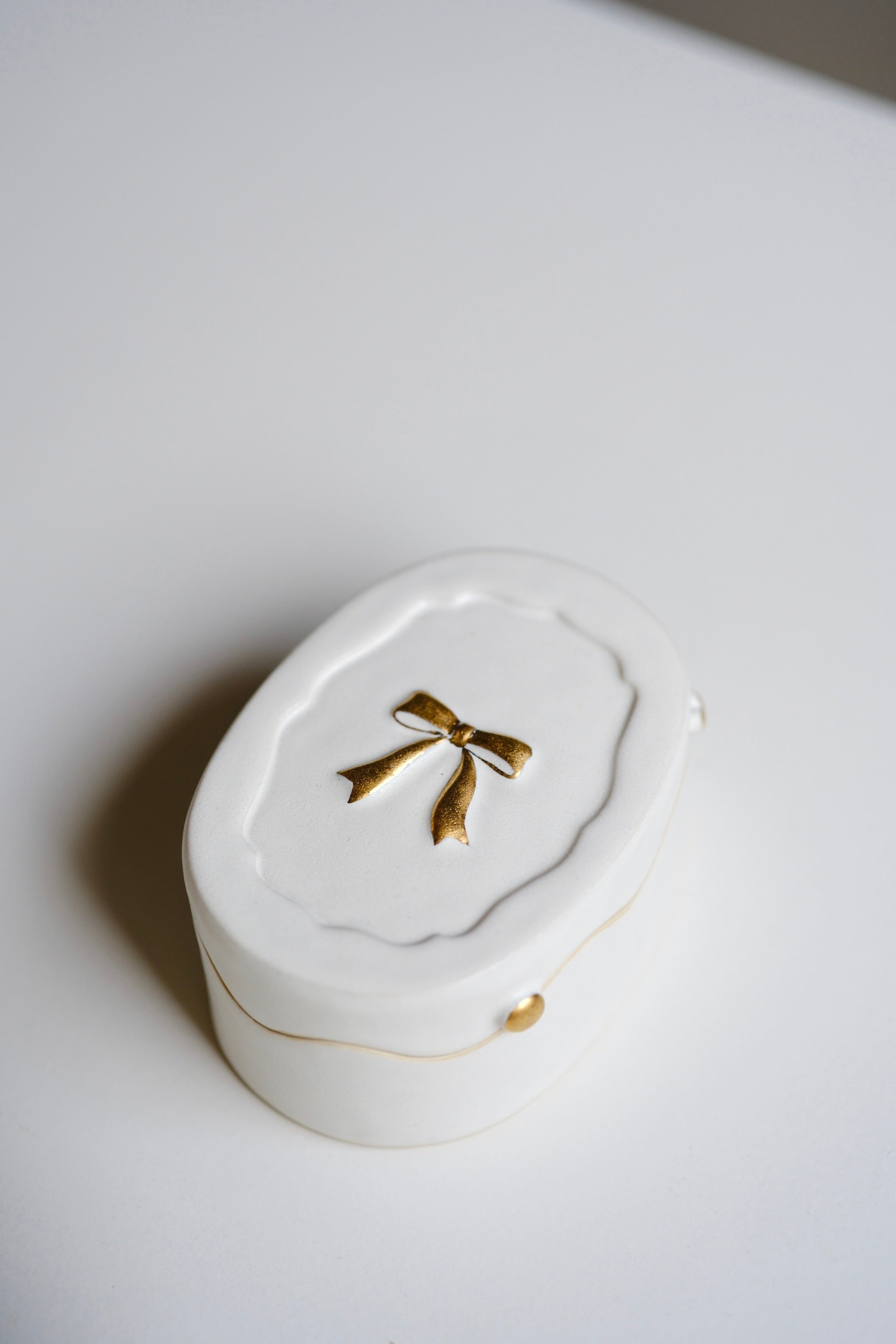 ౨ৎ 蝴蝶結雪融白瓷金點蓋盒