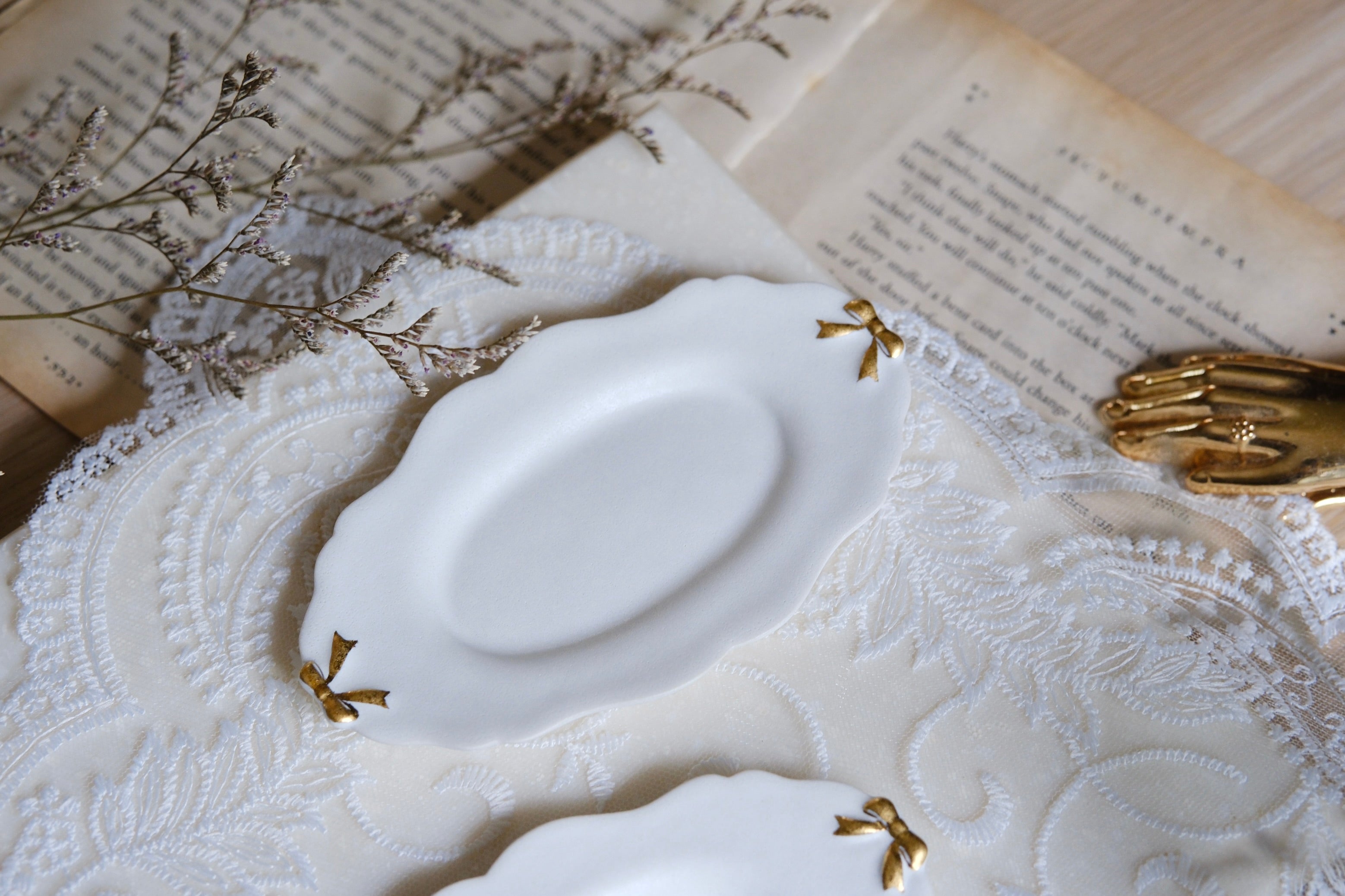 ౨ৎ Bowknot Snow-Melting White Porcelain Plate