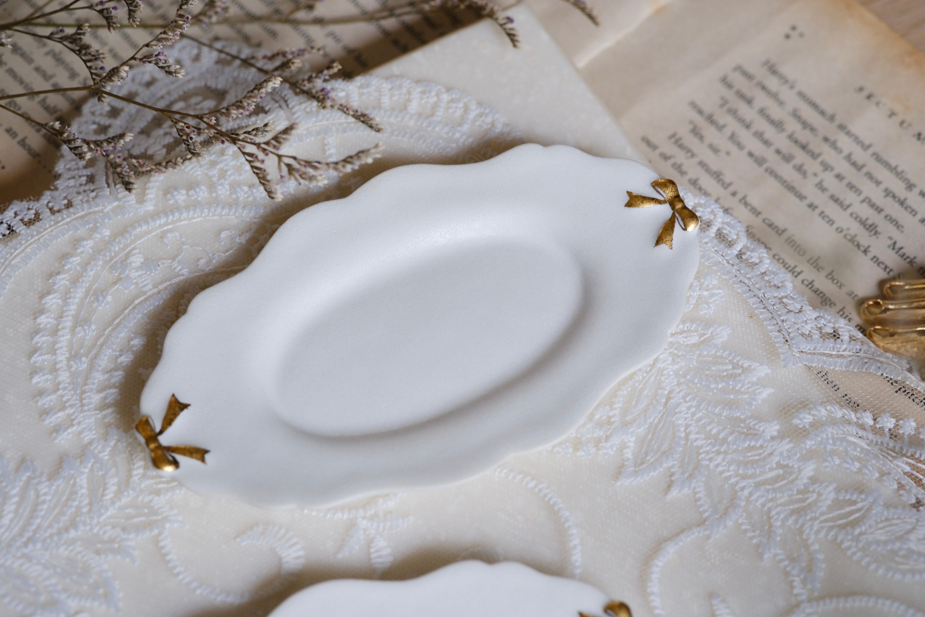 ౨ৎ Bowknot Snow-Melting White Porcelain Plate