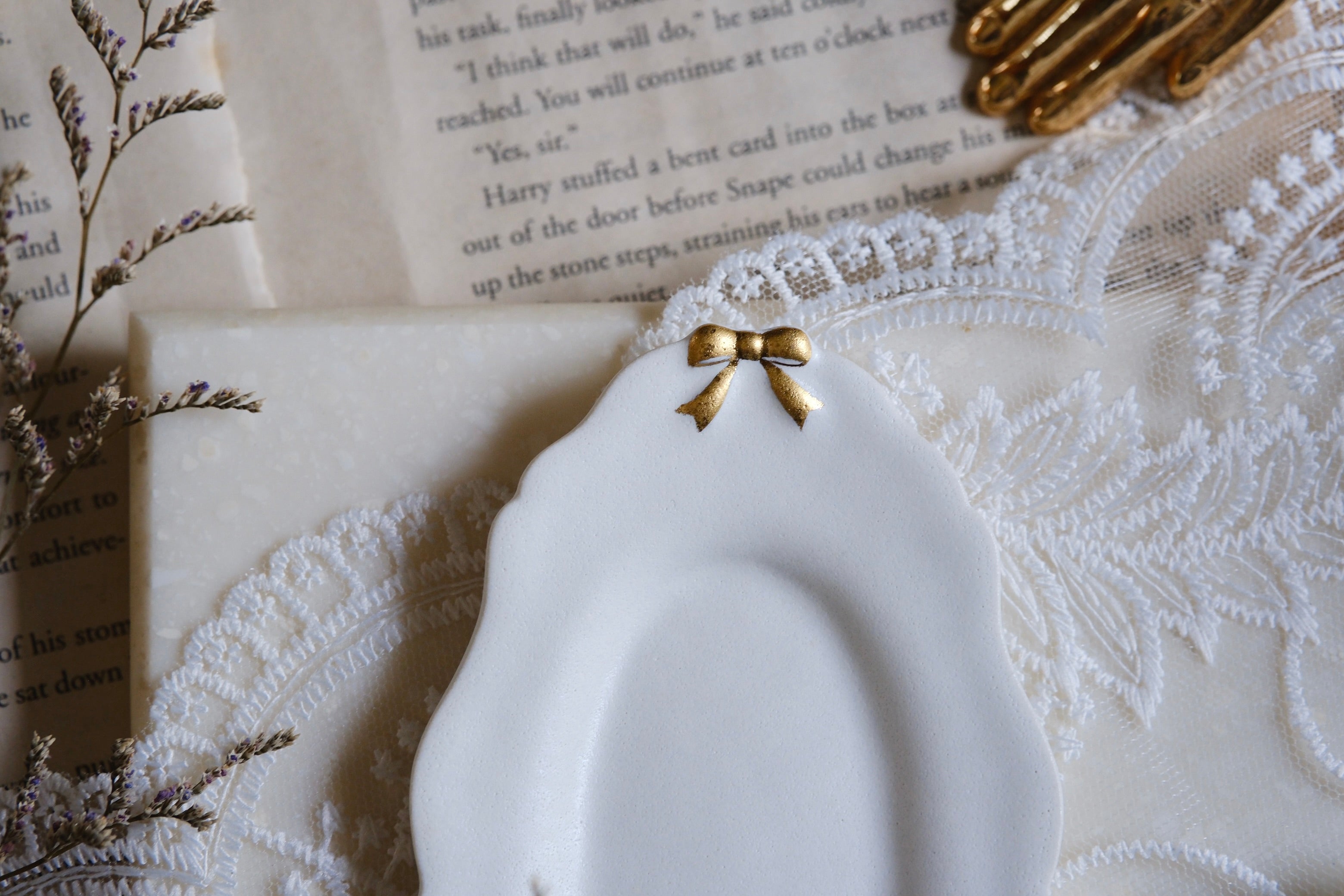 ౨ৎ Bowknot Snow-Melting White Porcelain Plate