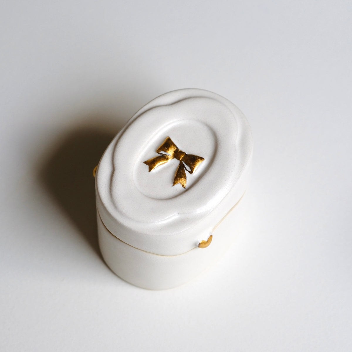 蝴蝶結雪融白瓷金點蓋盒
